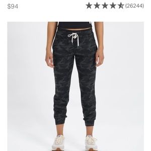 Vuori Performance Jogger in Camo Size Medium NWOT washed but not worn.
